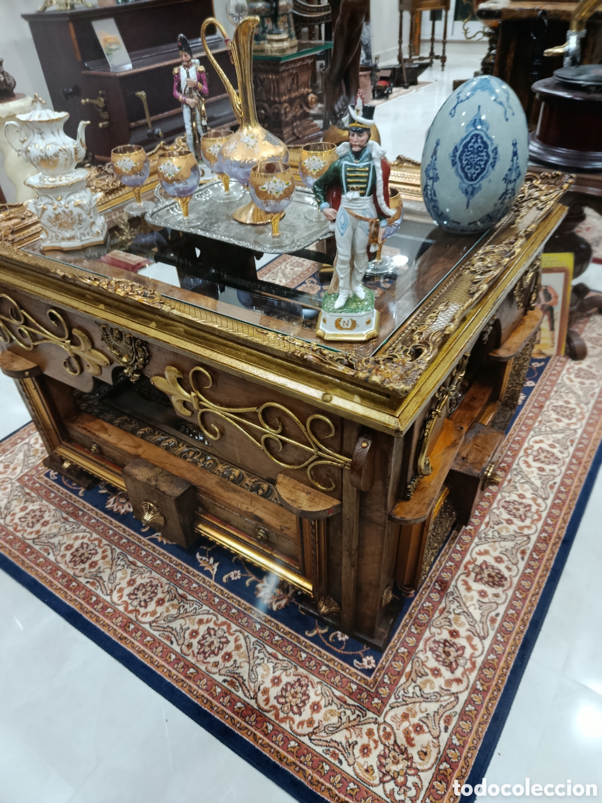 Antig&uuml;edades: Mesa de centro de madera con reja y cristal - Foto 3
