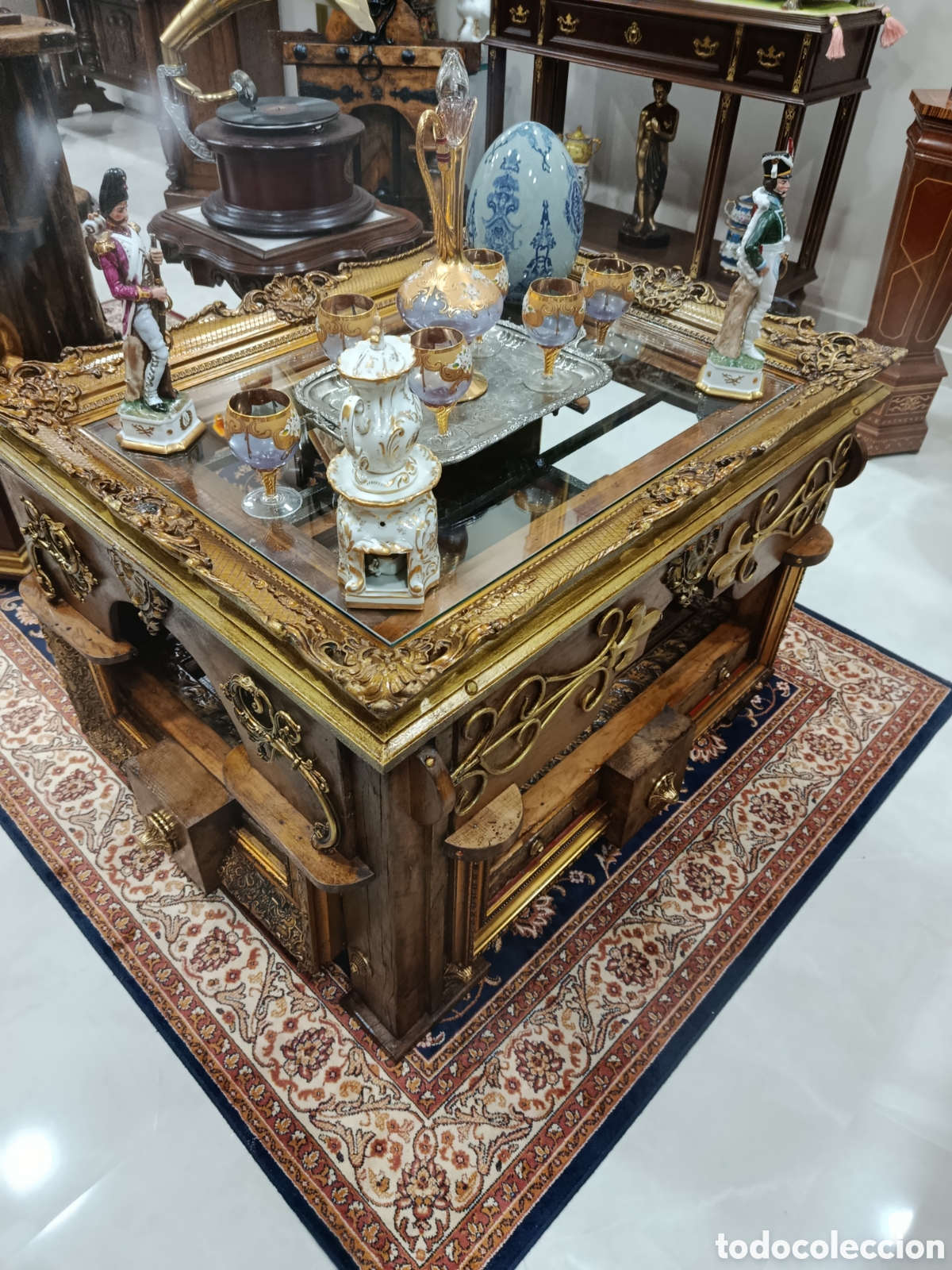 Antig&uuml;edades: Mesa de centro de madera con reja y cristal - Foto 4
