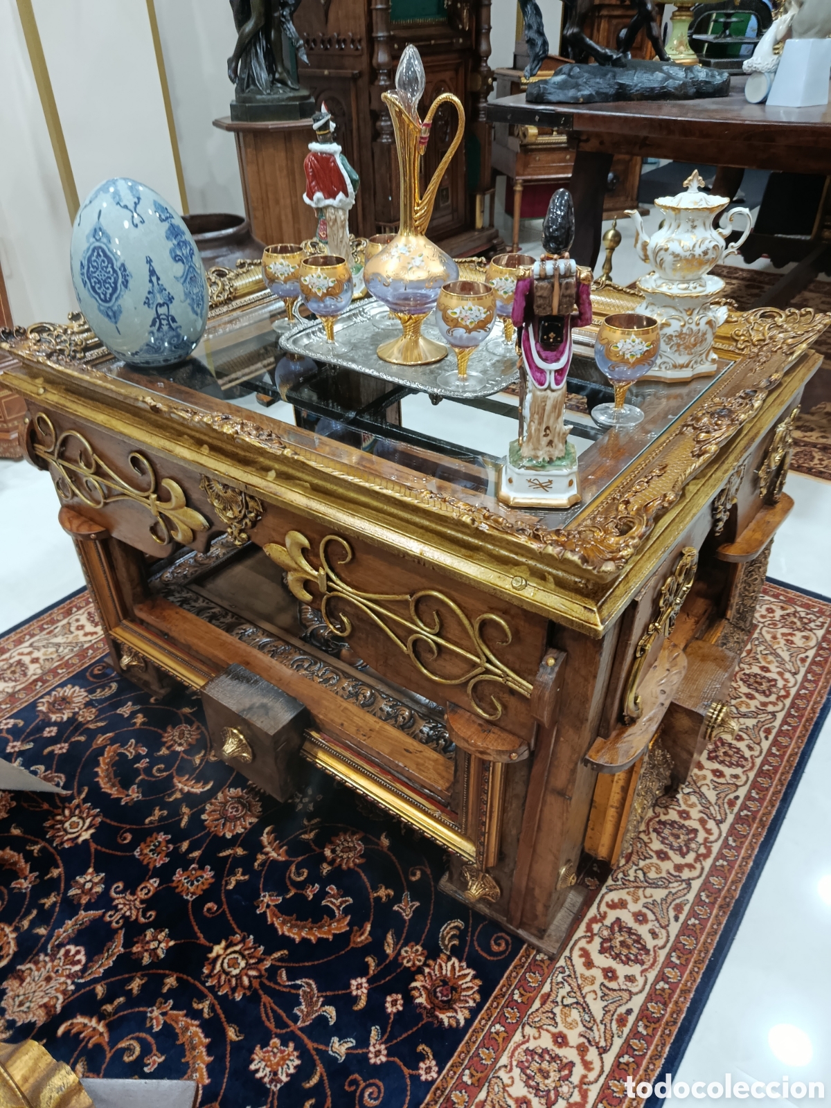 Antig&uuml;edades: Mesa de centro de madera con reja y cristal - Foto 5