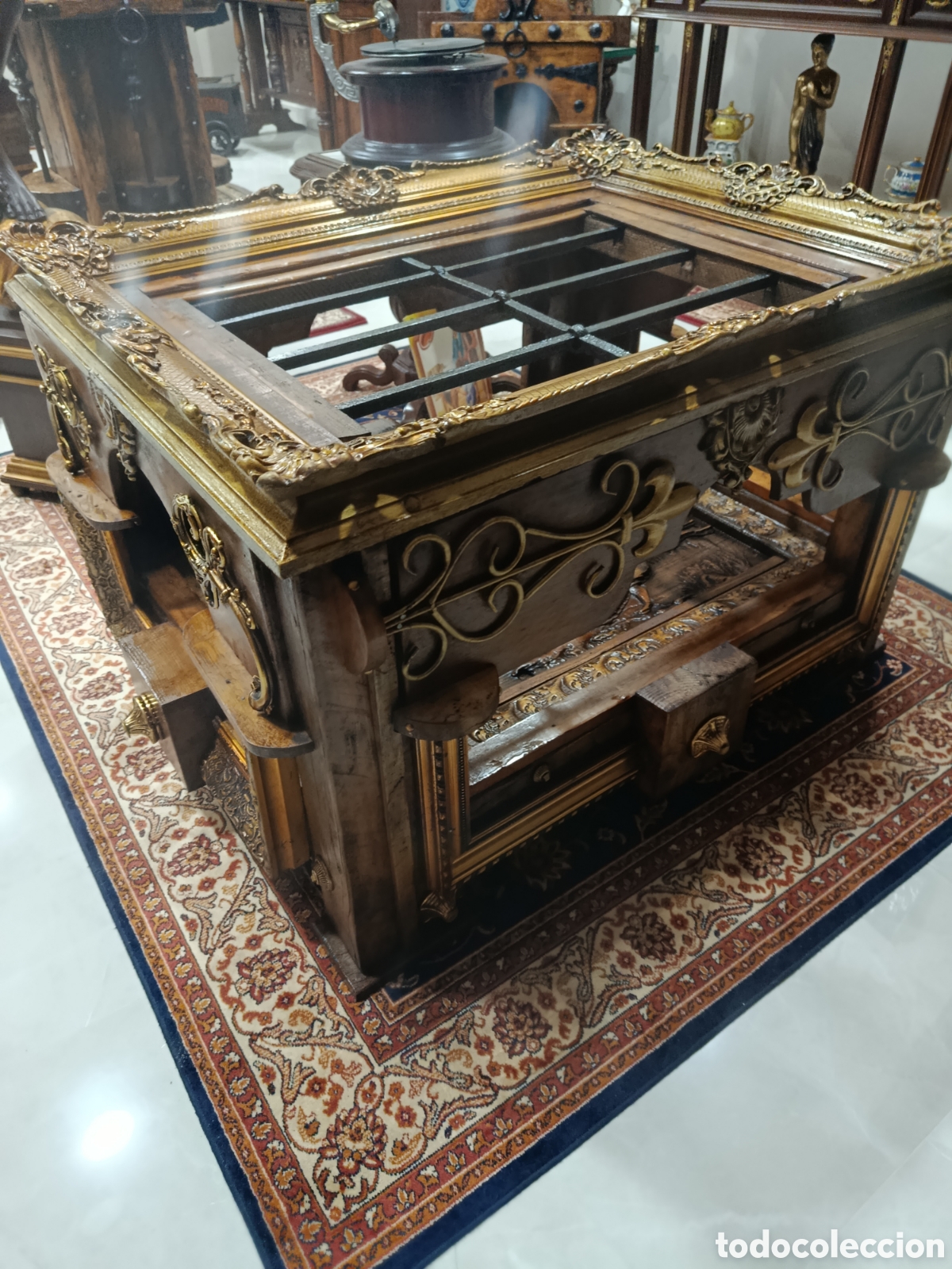 Antig&uuml;edades: Mesa de centro de madera con reja y cristal - Foto 6