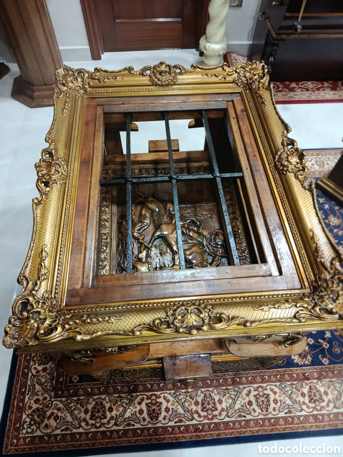Antig&uuml;edades: Mesa de centro de madera con reja y cristal - Foto 7