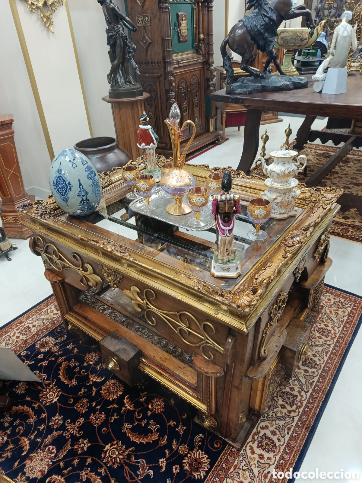 Antig&uuml;edades: Mesa de centro de madera con reja y cristal - Foto 9