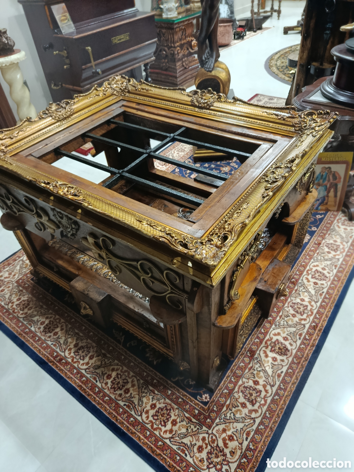 Antig&uuml;edades: Mesa de centro de madera con reja y cristal - Foto 10