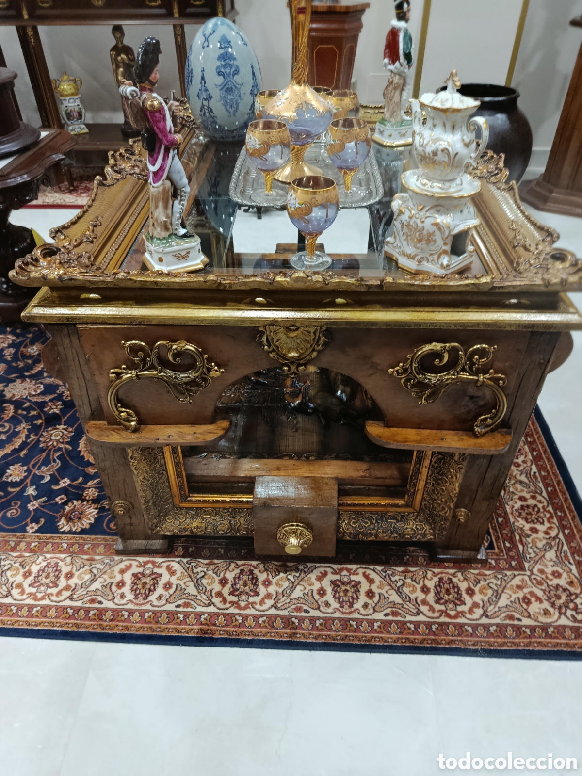 Antig&uuml;edades: Mesa de centro de madera con reja y cristal - Foto 1