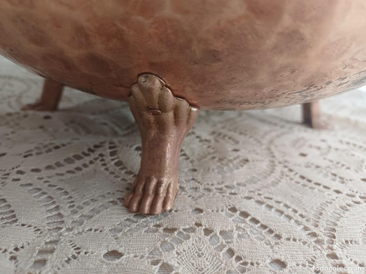 Antig&uuml;edades: Macetero o centro de mesa de laton - Foto 7