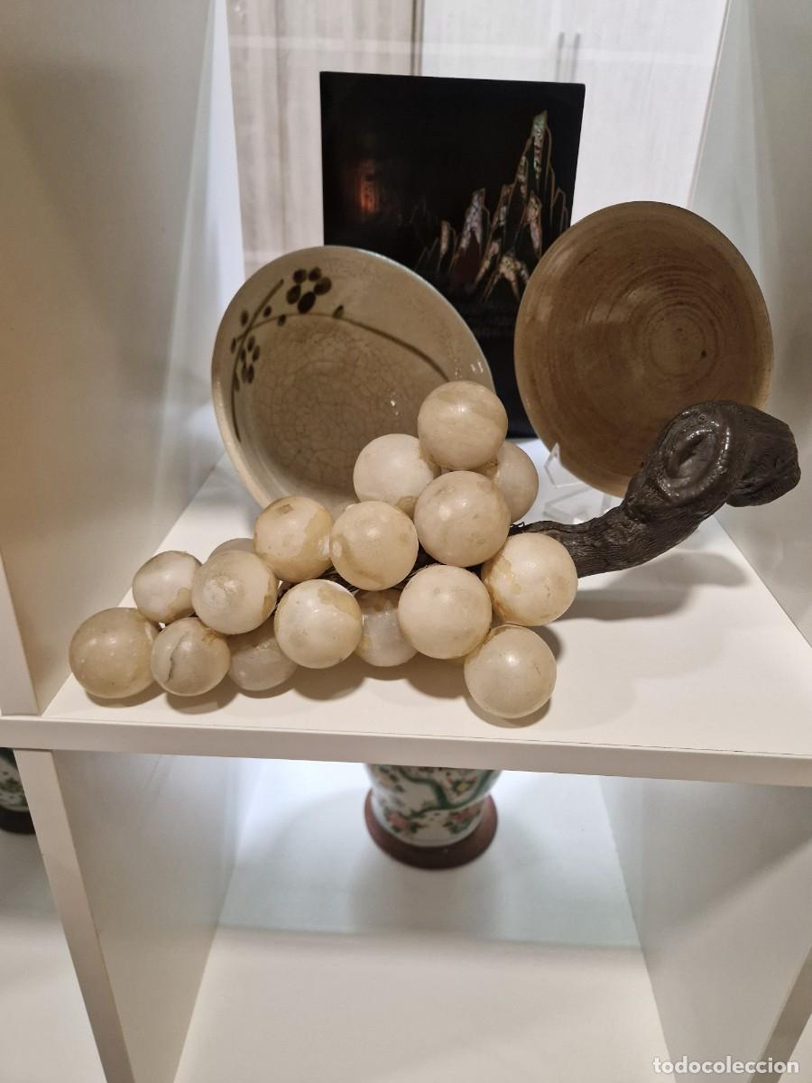 Antig&uuml;edades: Racimo de uvas, alabastro y bronce. - Foto 1
