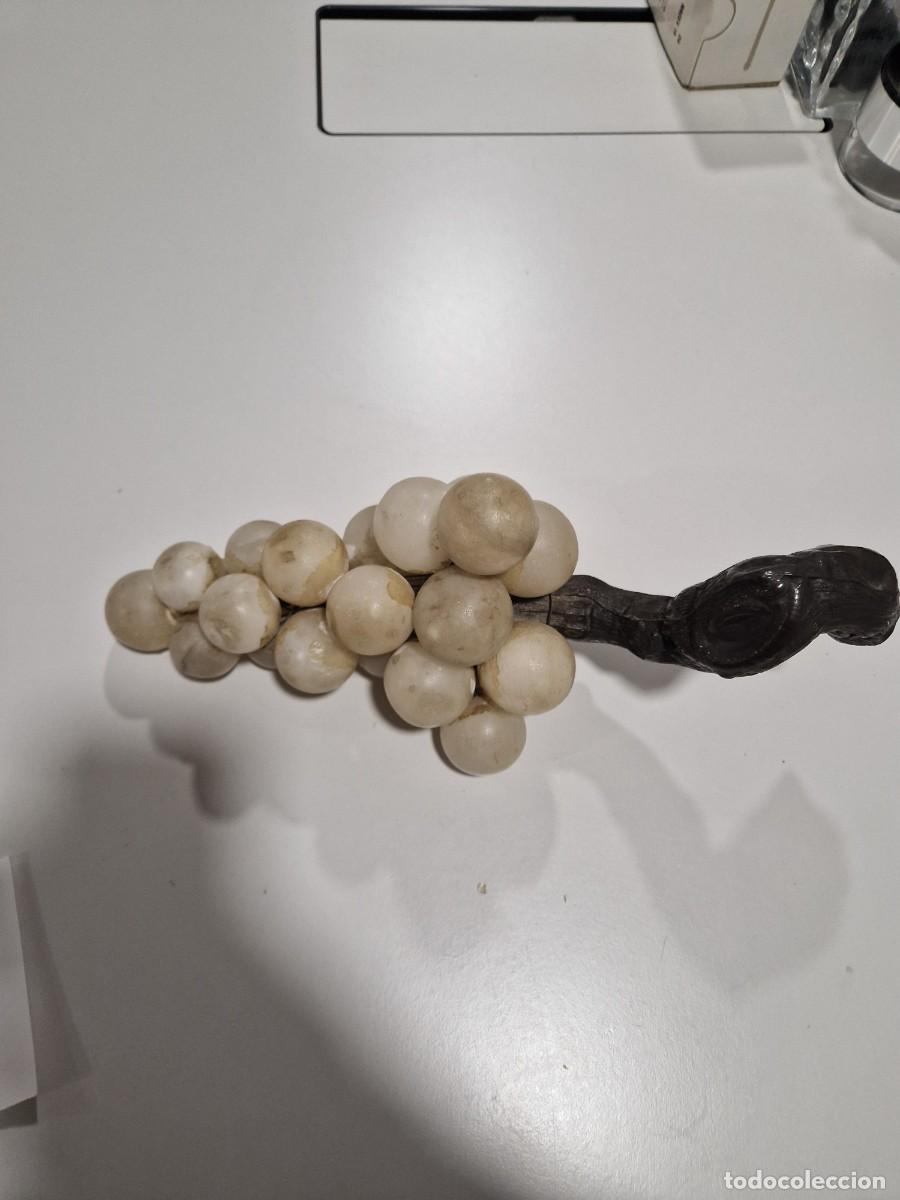 Antig&uuml;edades: Racimo de uvas, alabastro y bronce. - Foto 2