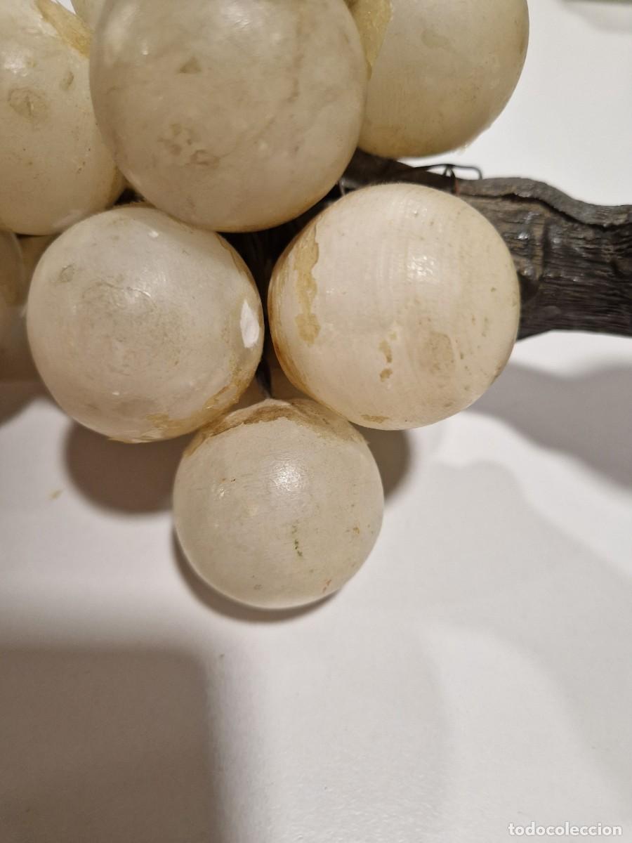 Antig&uuml;edades: Racimo de uvas, alabastro y bronce. - Foto 3