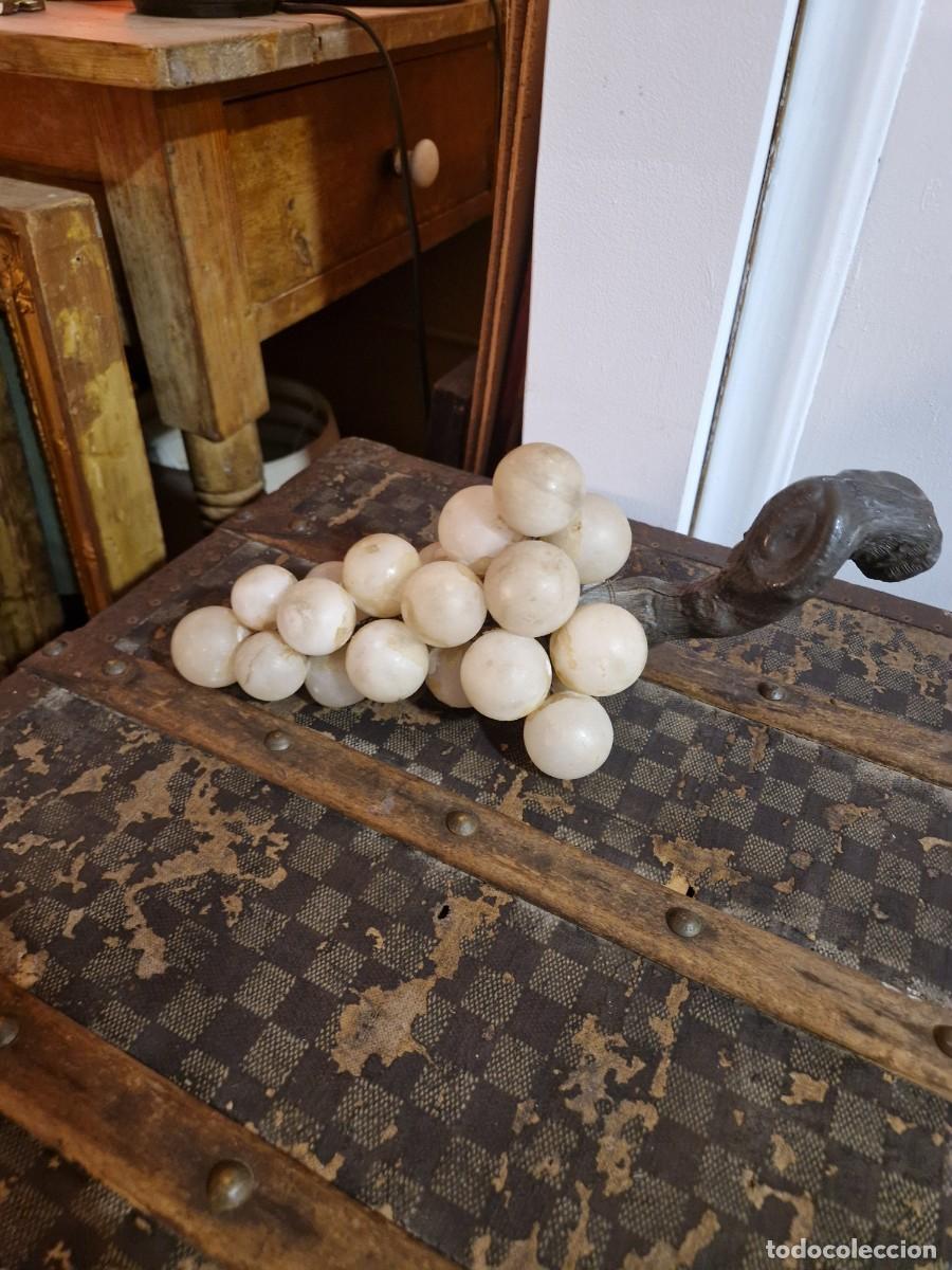 Antig&uuml;edades: Racimo de uvas, alabastro y bronce. - Foto 9