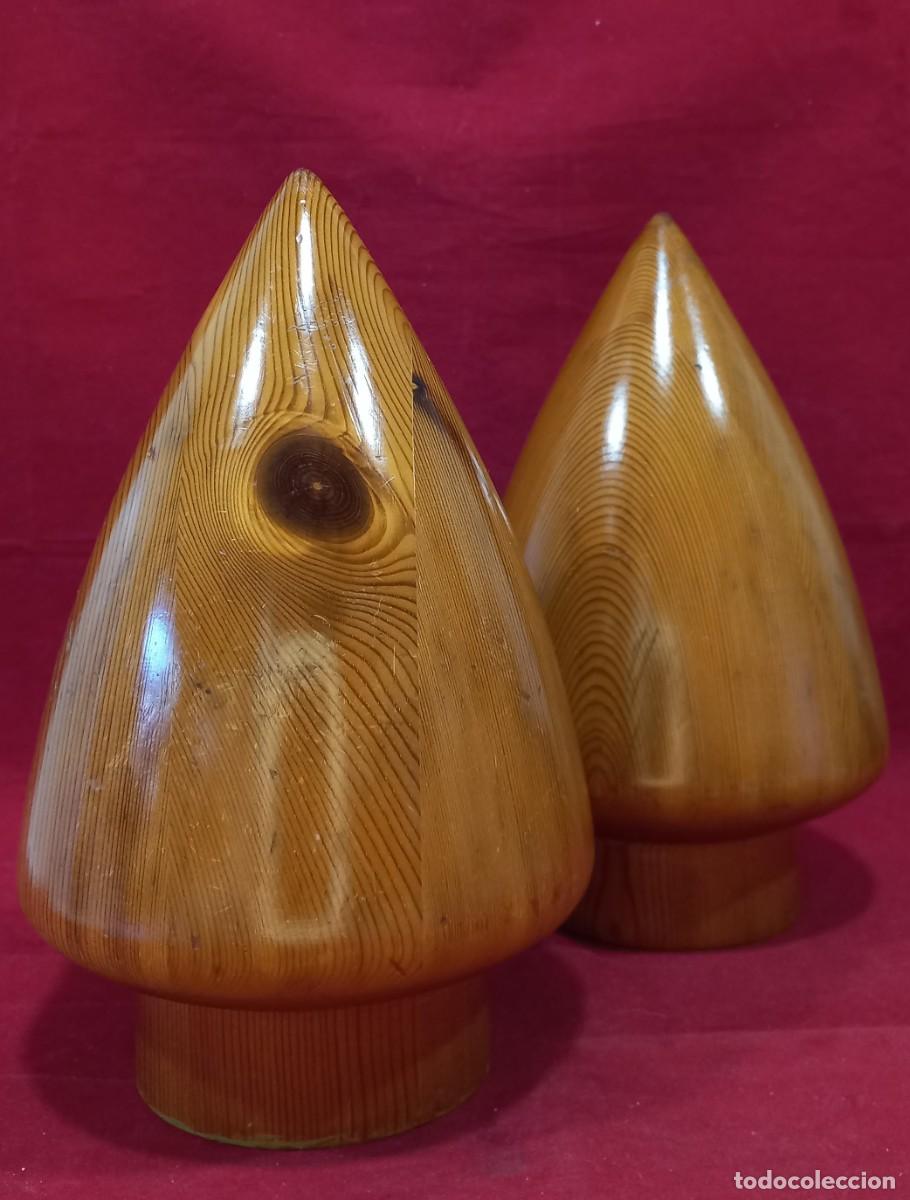 Antiques: PAREJA DE GRANDES TERMINALES DE PASAMANOS DE ESCALERA DE MADERA