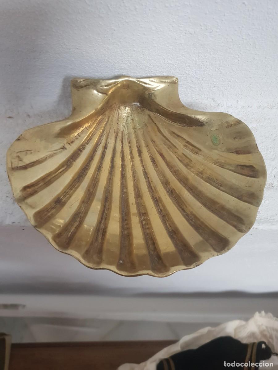 Antig&uuml;edades: Concha bautismal de metal - Foto 2