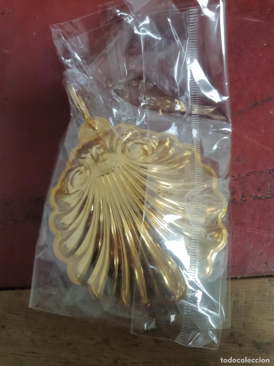 Antig&uuml;edades: Concha bautismal de metal nueva - Foto 2