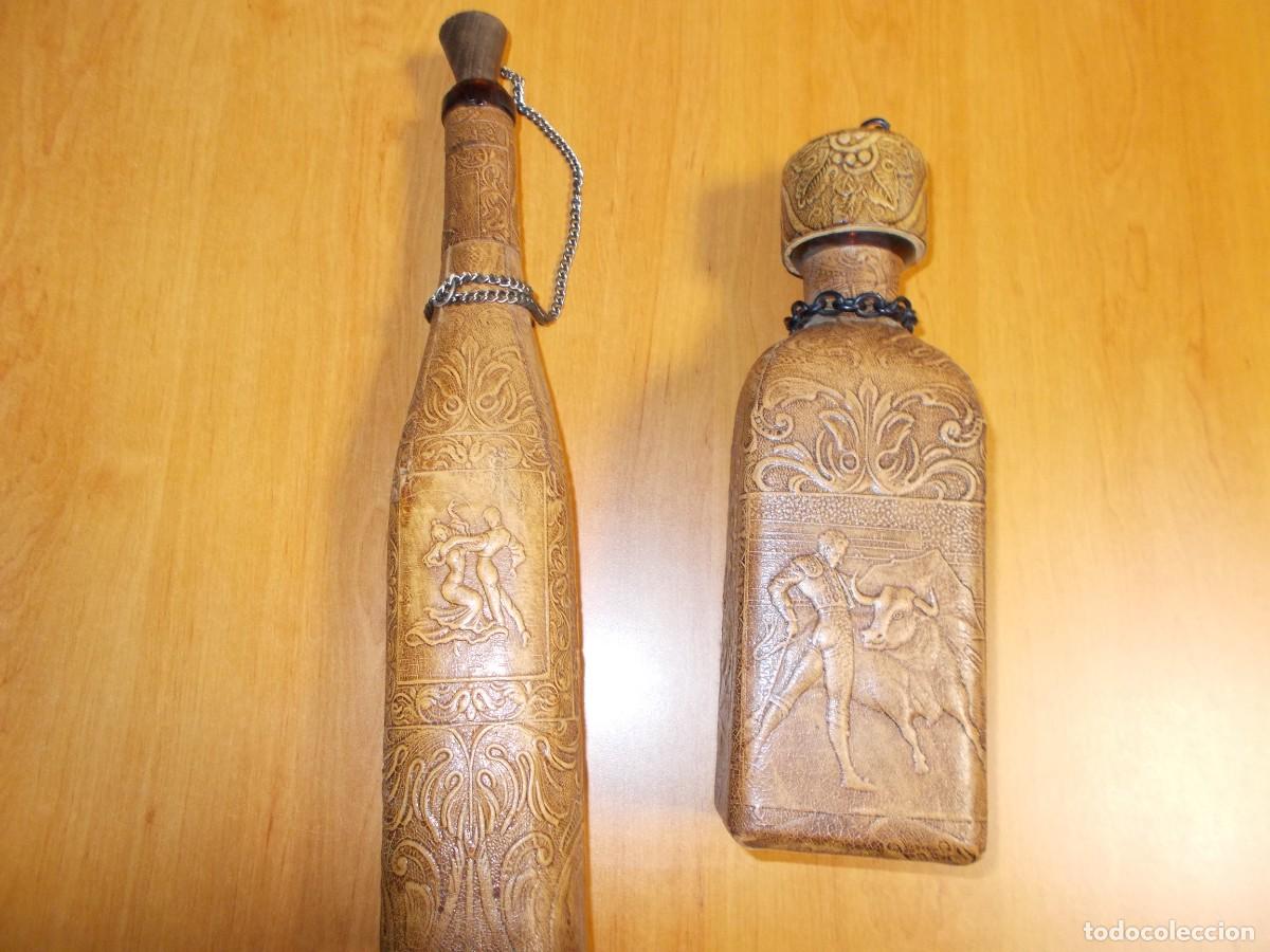 Antig&uuml;edades: Dos botellas con repujado de cuero. - Foto 1