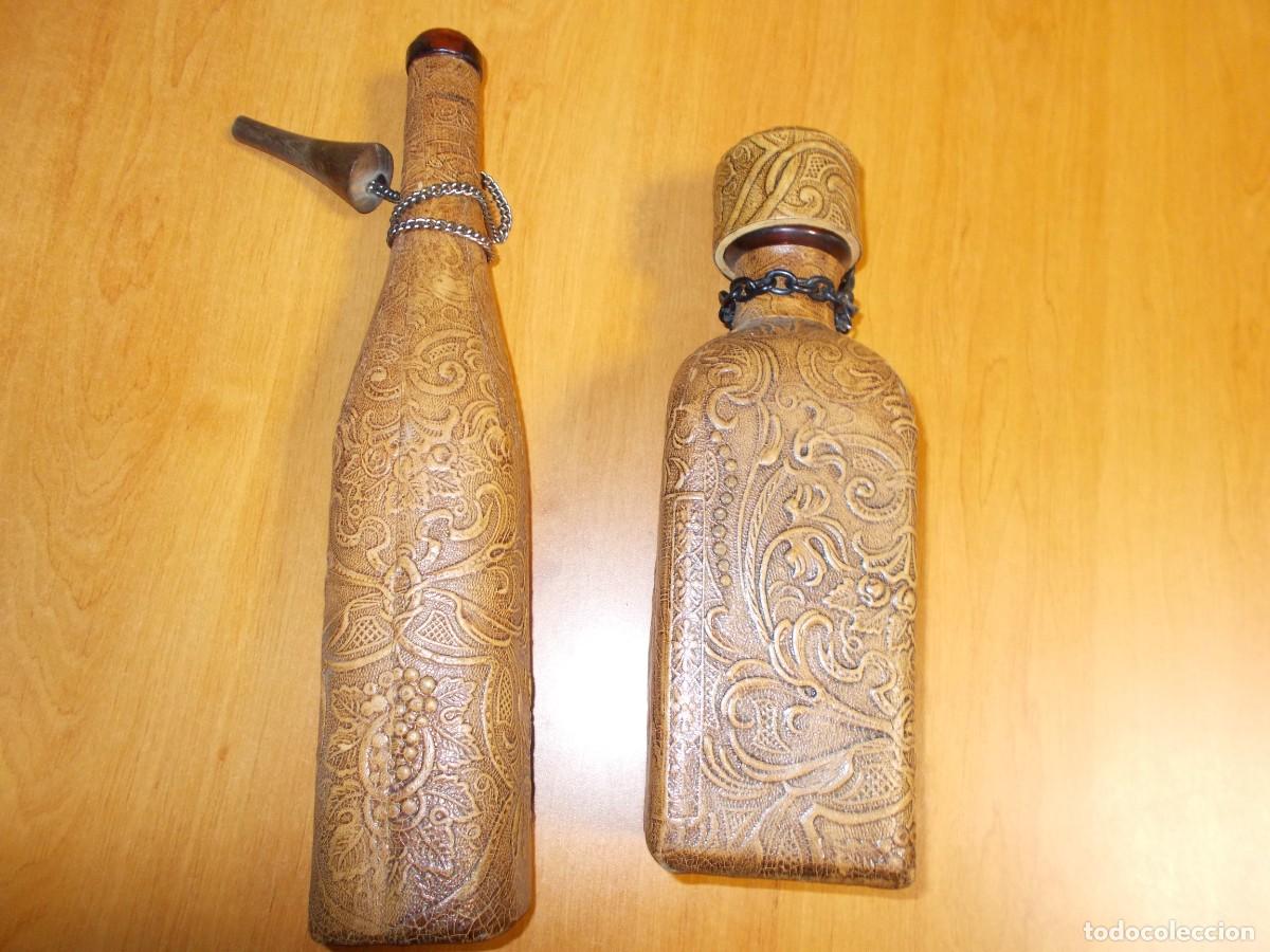 Antig&uuml;edades: Dos botellas con repujado de cuero. - Foto 2