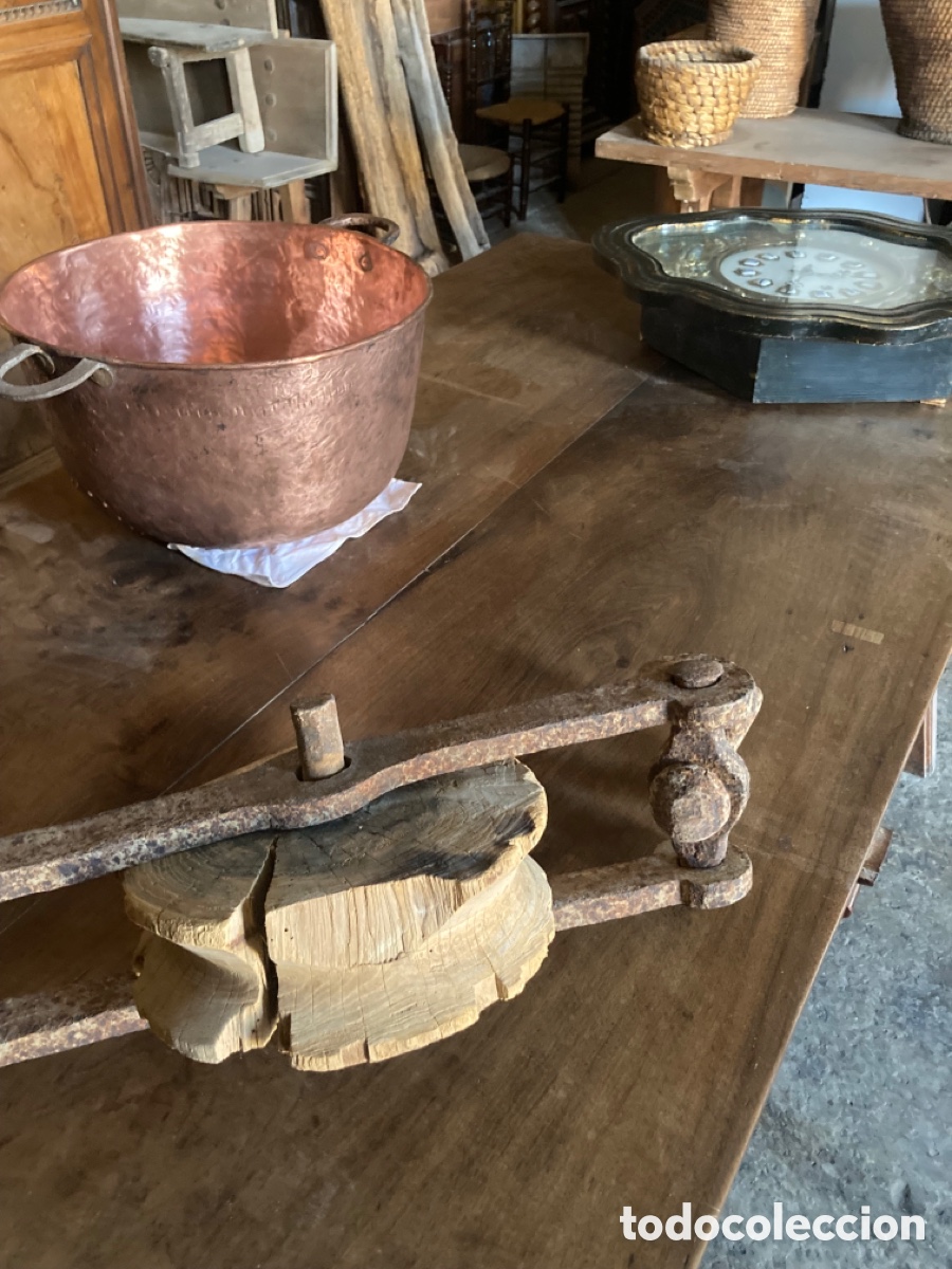 Antig&uuml;edades: Gran mesa de nogal con cajones - Foto 9