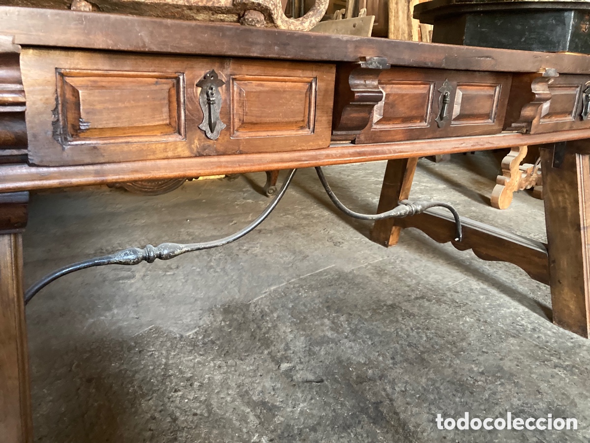 Antig&uuml;edades: Gran mesa de nogal con cajones - Foto 10