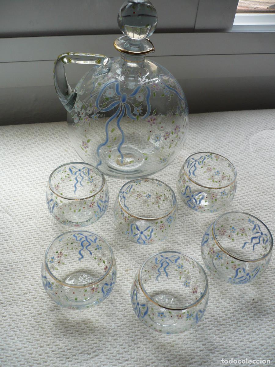 Antig&uuml;edades: Juego de botella y 6 vasos de cristal decorado. - Foto 1
