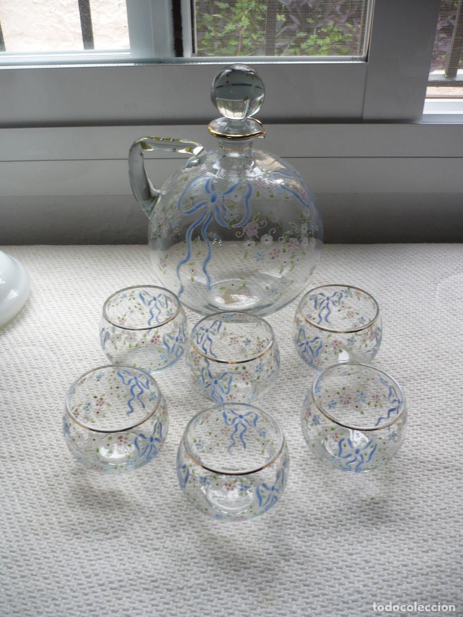 Antig&uuml;edades: Juego de botella y 6 vasos de cristal decorado. - Foto 2