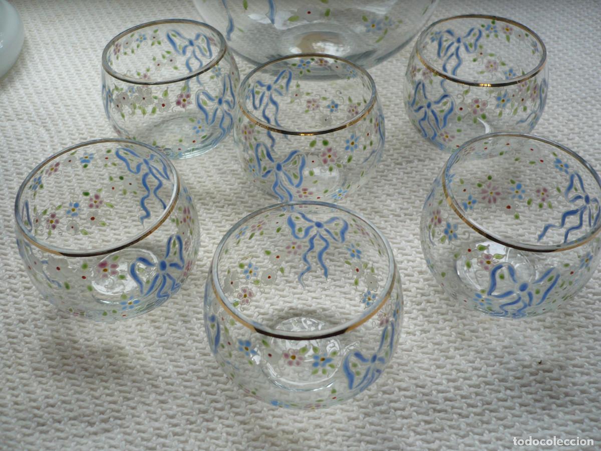 Antig&uuml;edades: Juego de botella y 6 vasos de cristal decorado. - Foto 3
