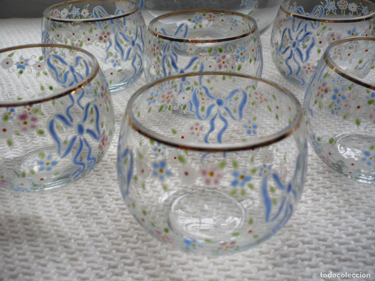Antig&uuml;edades: Juego de botella y 6 vasos de cristal decorado. - Foto 4