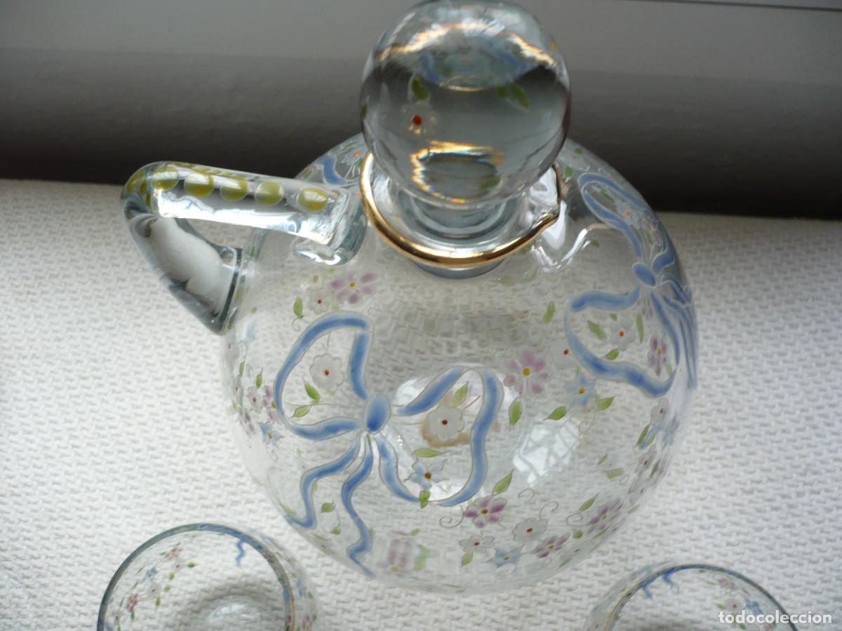 Antig&uuml;edades: Juego de botella y 6 vasos de cristal decorado. - Foto 7