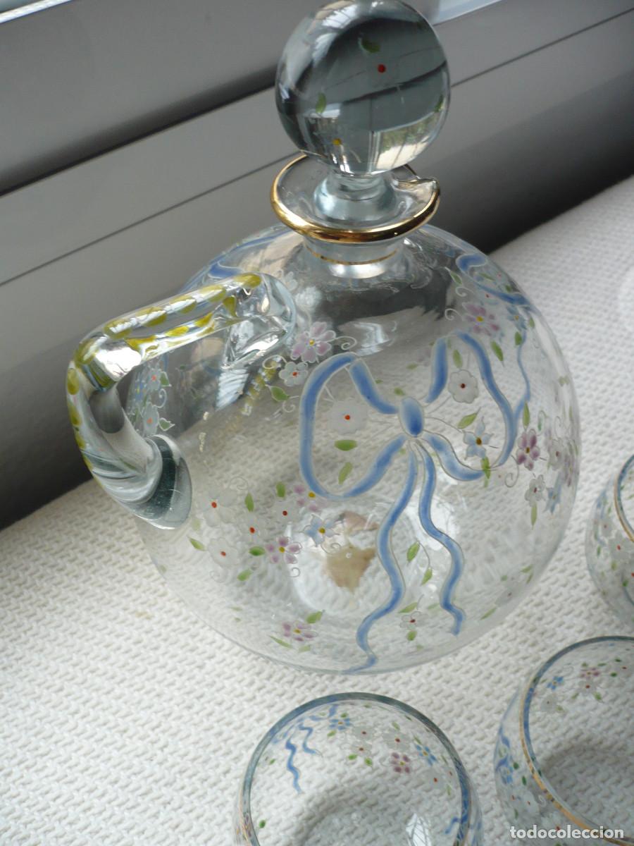 Antig&uuml;edades: Juego de botella y 6 vasos de cristal decorado. - Foto 8