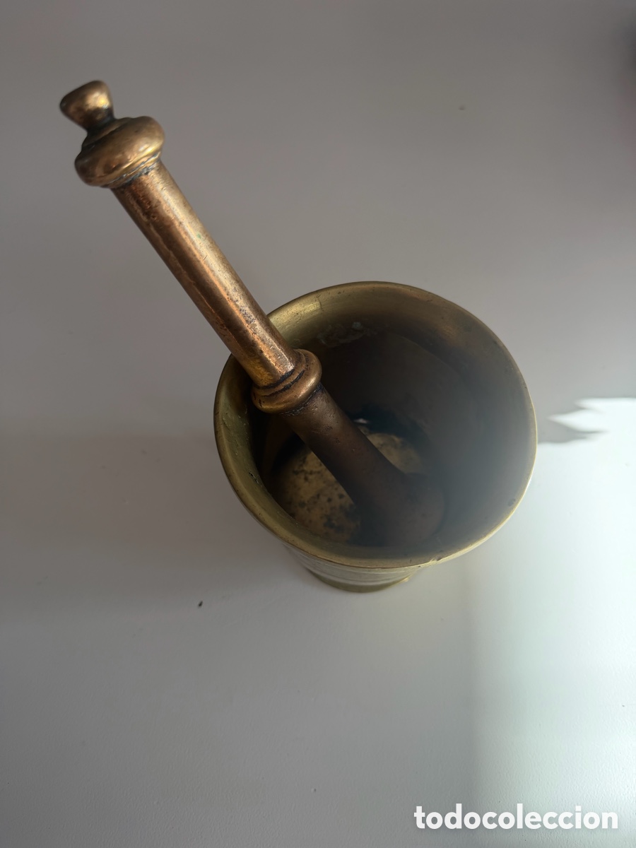Antig&uuml;edades: Mortero antiguo de bronce con mano - Foto 2