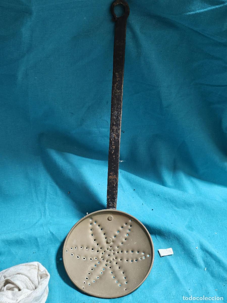 Antig&uuml;edades: espumadera de metal antigua - Foto 1