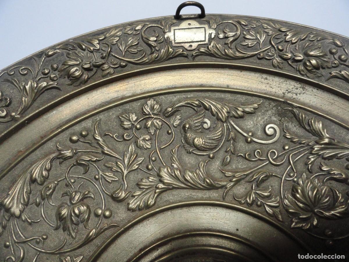 Antig&uuml;edades: Plato de Bronce con relieves florales. - Foto 2
