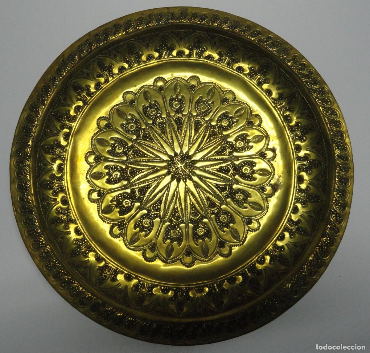 Antig&uuml;edades: Plato de Lat&oacute;n con bonitos repujados. - Foto 1