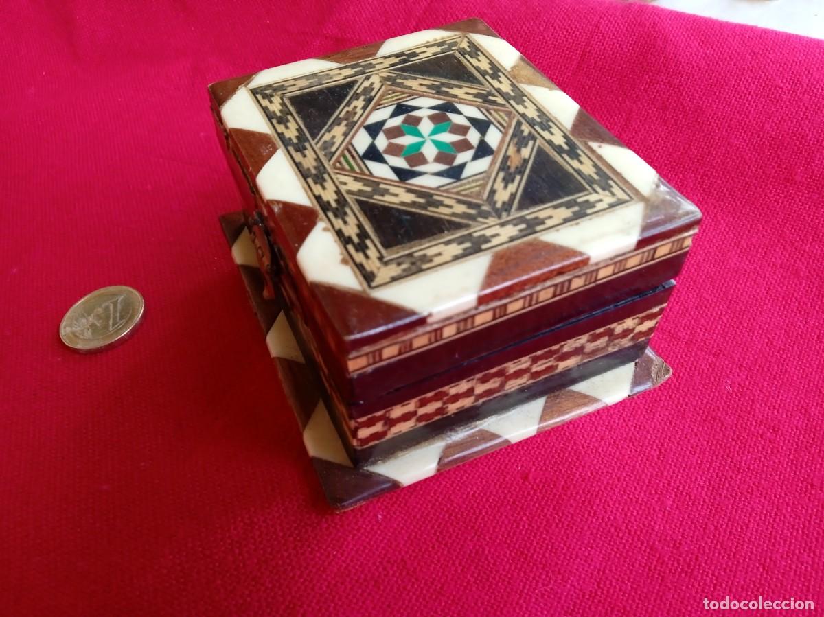 Antig&uuml;edades: Caja joyero antiguo de madera con taracea - Foto 1