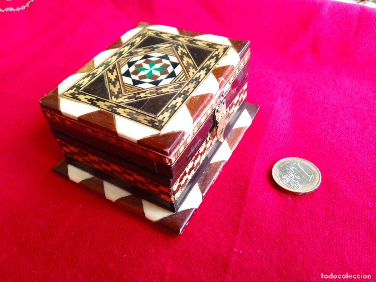 Antig&uuml;edades: Caja joyero antiguo de madera con taracea - Foto 2