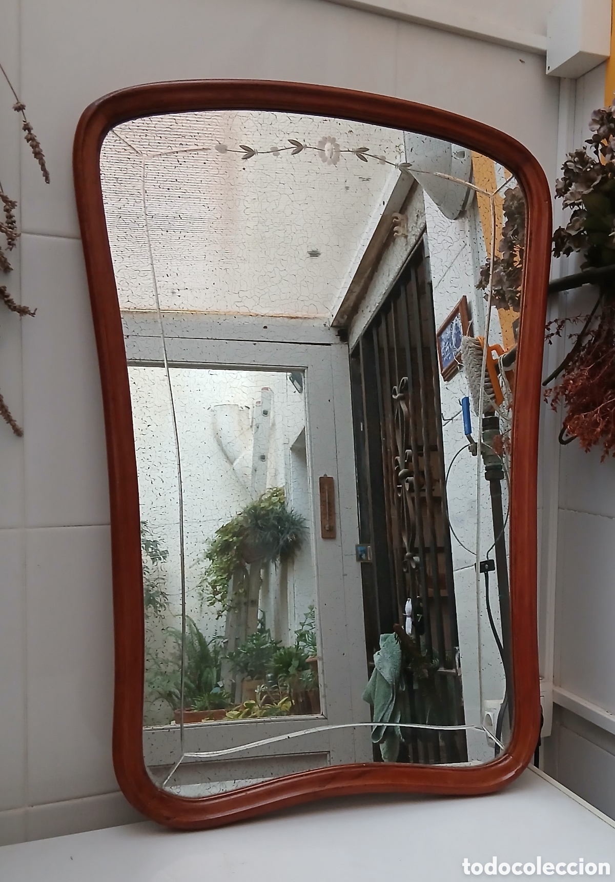 Antig&uuml;edades: Espejo antiguo decorado, con marco de madera - Foto 2
