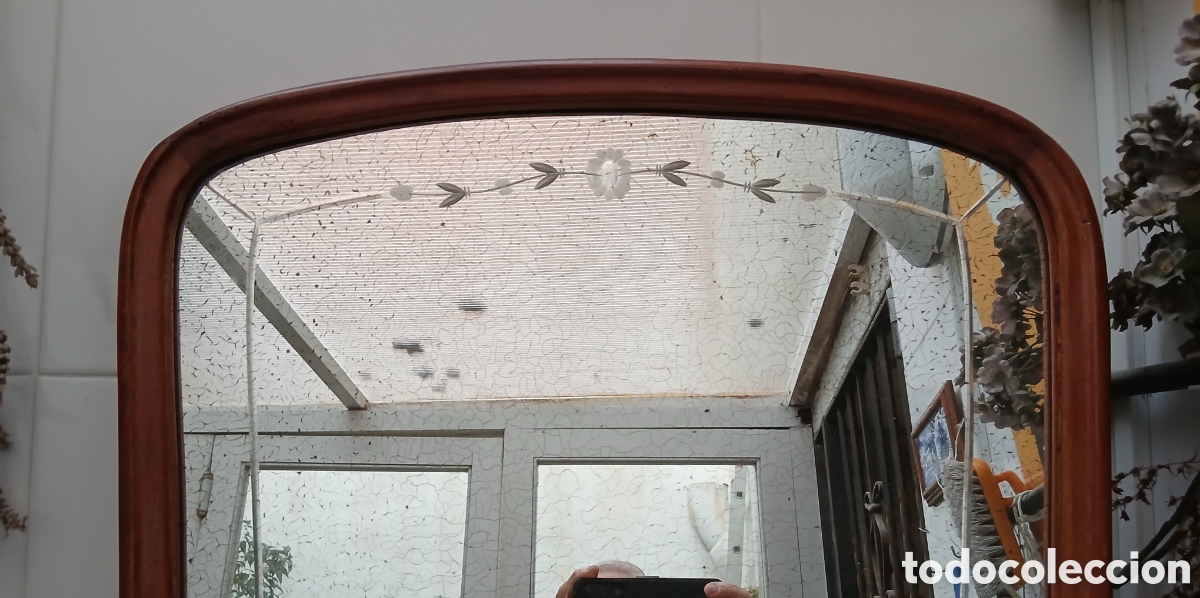 Antig&uuml;edades: Espejo antiguo decorado, con marco de madera - Foto 3