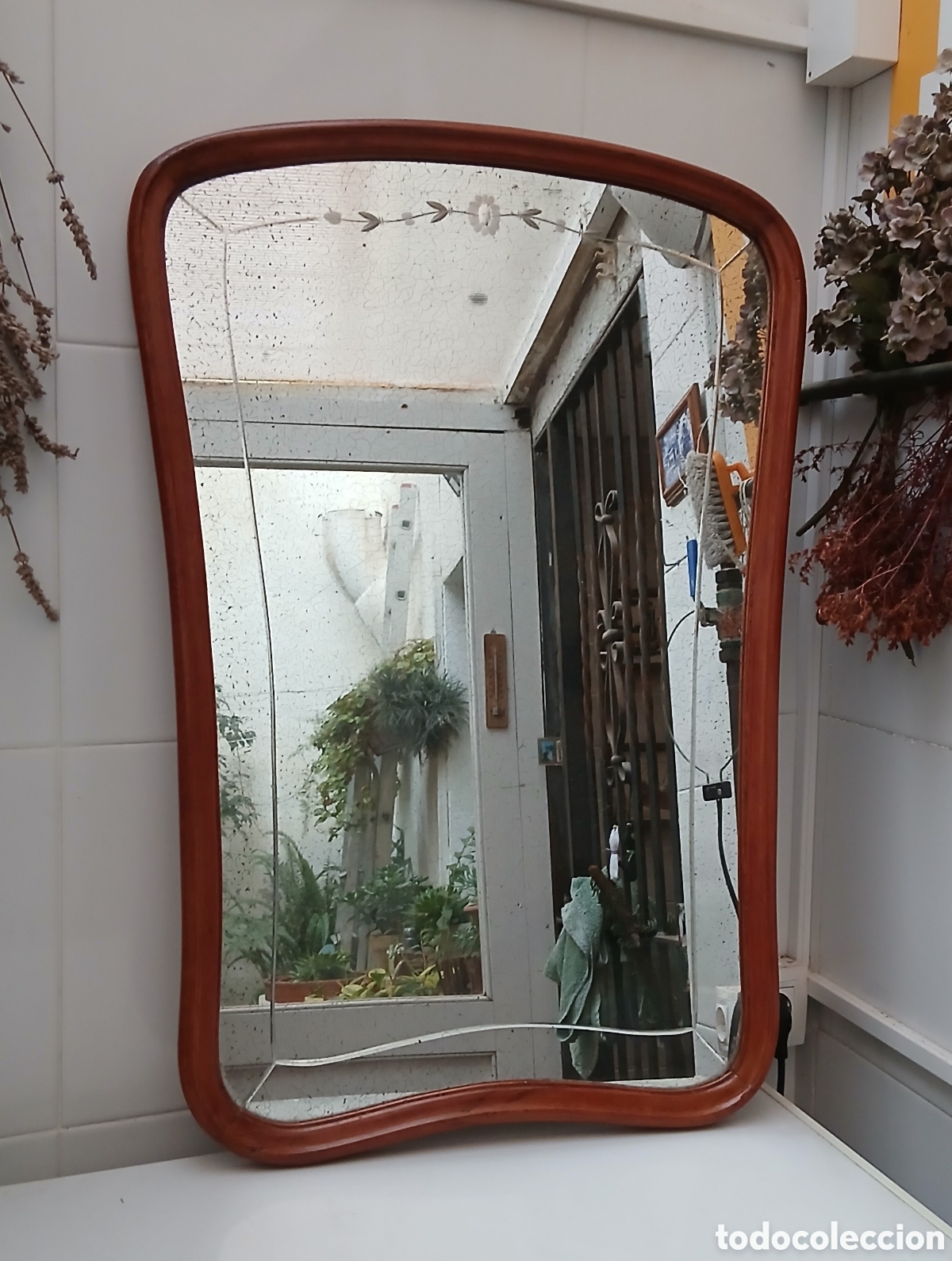 Antig&uuml;edades: Espejo antiguo decorado, con marco de madera - Foto 1