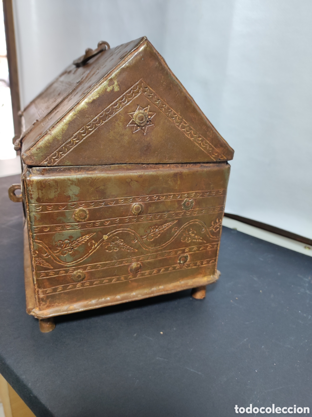 Antig&uuml;edades: Caja de chapa cincelada estilo g&oacute;tico - Foto 2