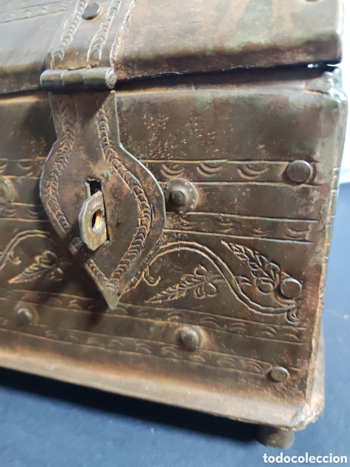 Antig&uuml;edades: Caja de chapa cincelada estilo g&oacute;tico - Foto 3