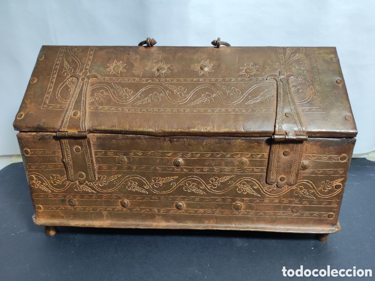 Antig&uuml;edades: Caja de chapa cincelada estilo g&oacute;tico - Foto 4