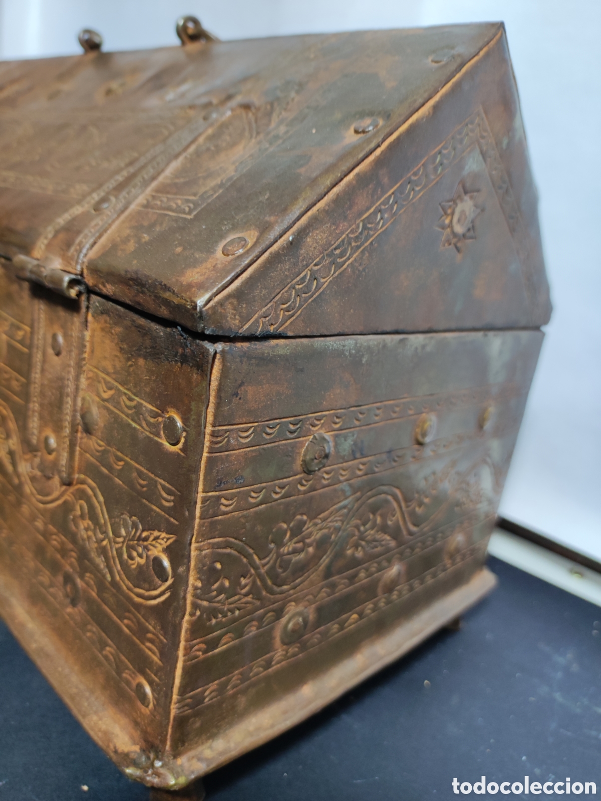 Antig&uuml;edades: Caja de chapa cincelada estilo g&oacute;tico - Foto 5