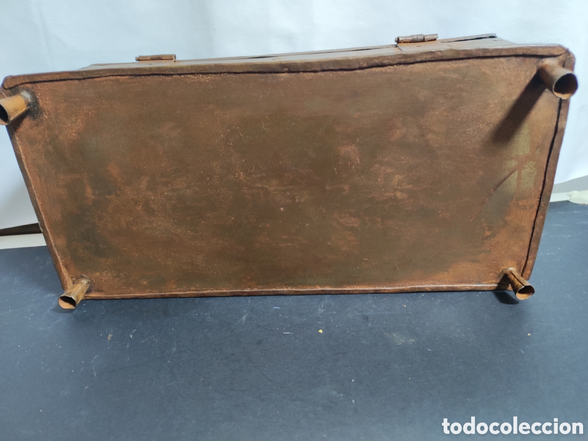 Antig&uuml;edades: Caja de chapa cincelada estilo g&oacute;tico - Foto 6