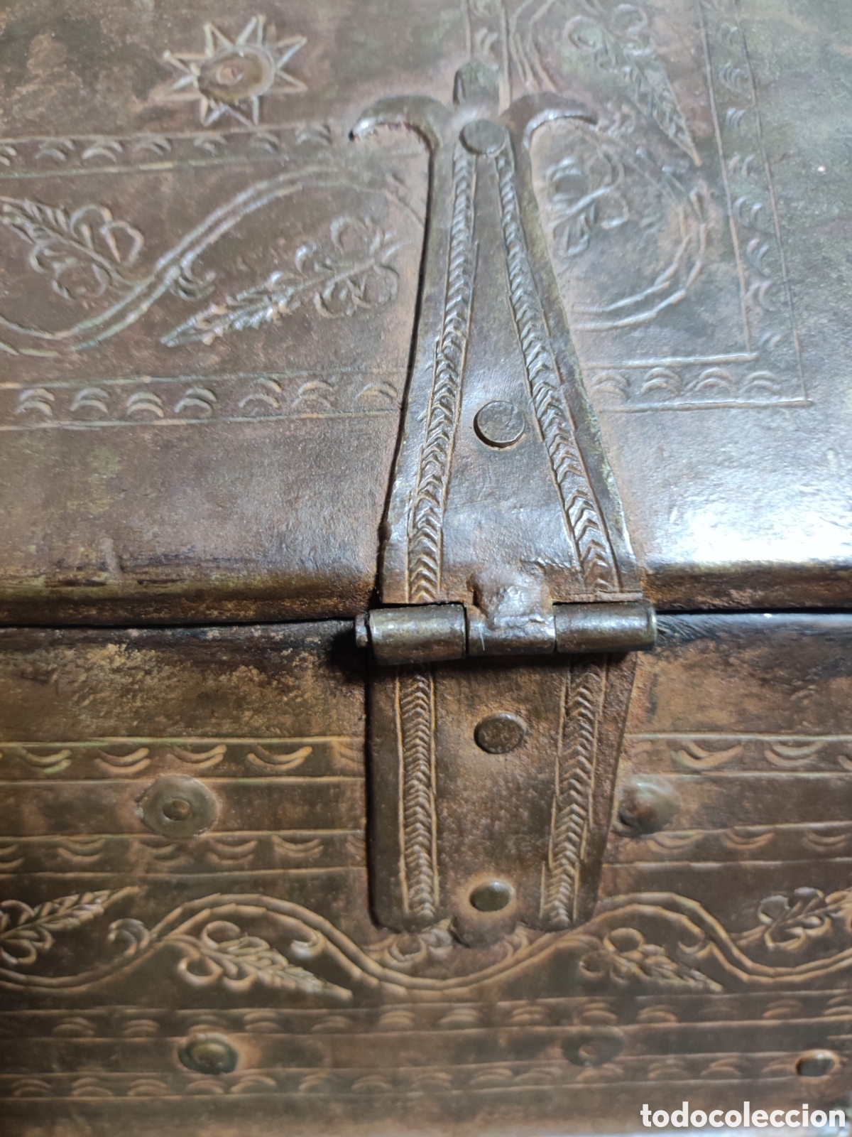 Antig&uuml;edades: Caja de chapa cincelada estilo g&oacute;tico - Foto 7