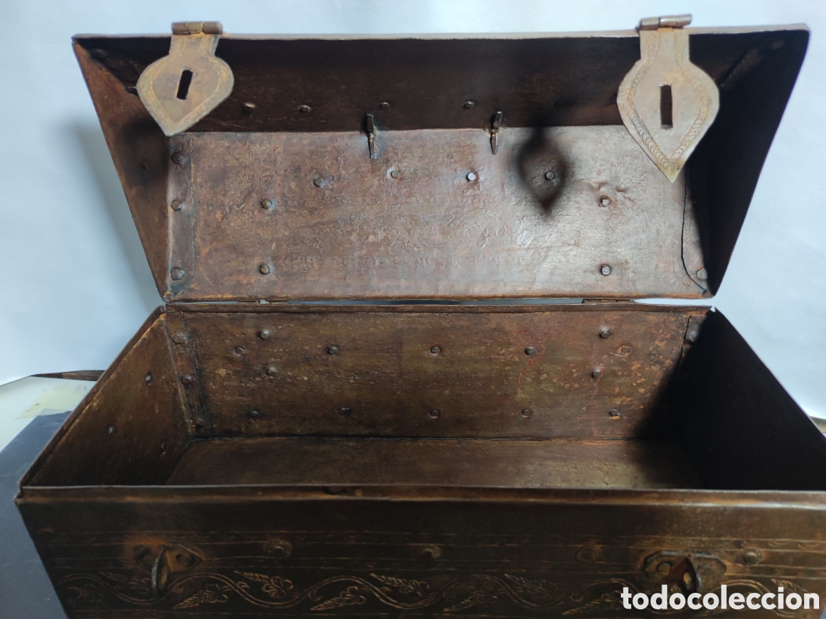 Antig&uuml;edades: Caja de chapa cincelada estilo g&oacute;tico - Foto 8