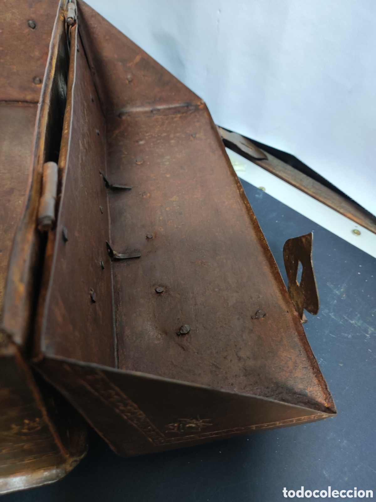 Antig&uuml;edades: Caja de chapa cincelada estilo g&oacute;tico - Foto 9