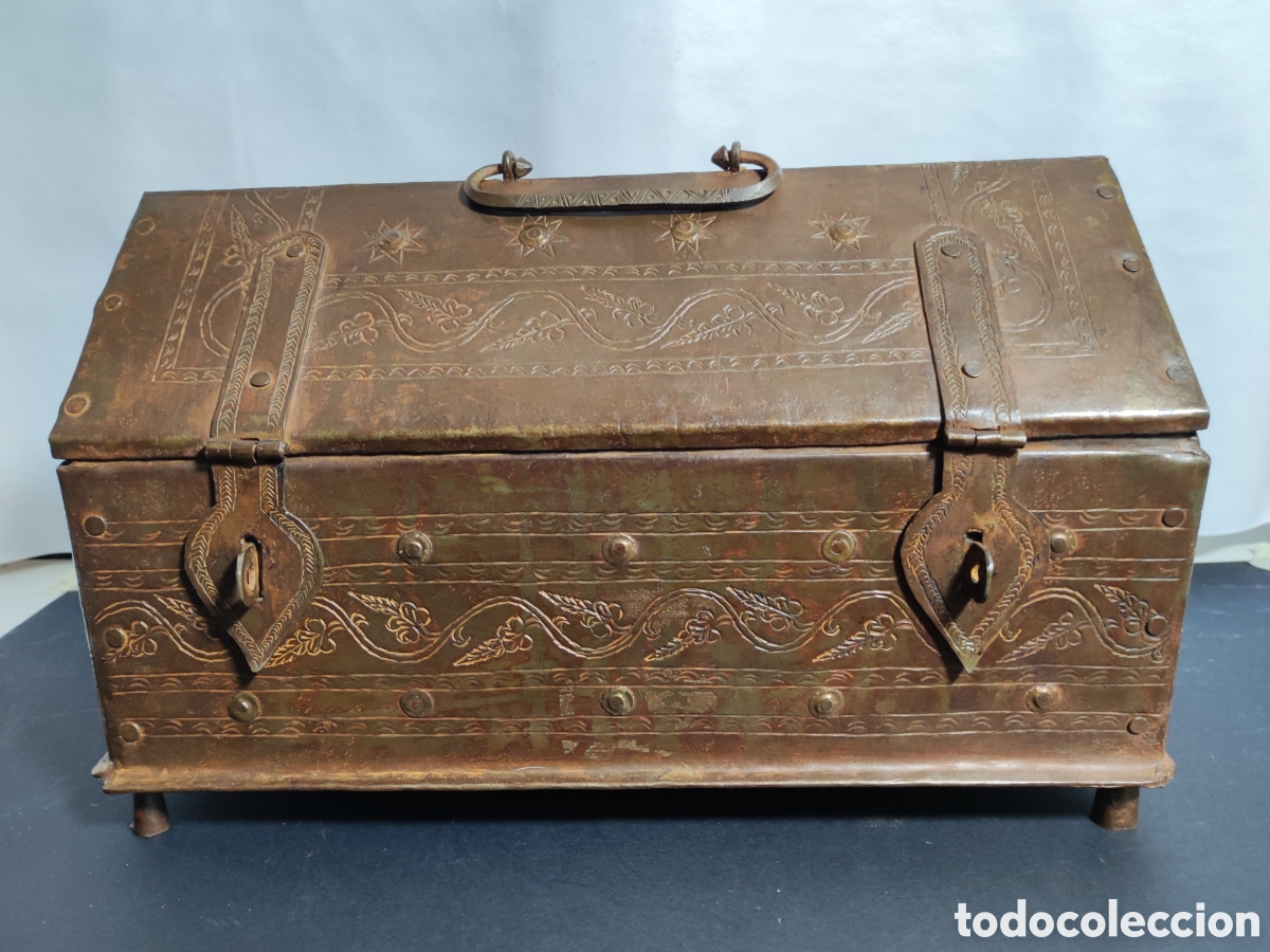 Antig&uuml;edades: Caja de chapa cincelada estilo g&oacute;tico - Foto 1