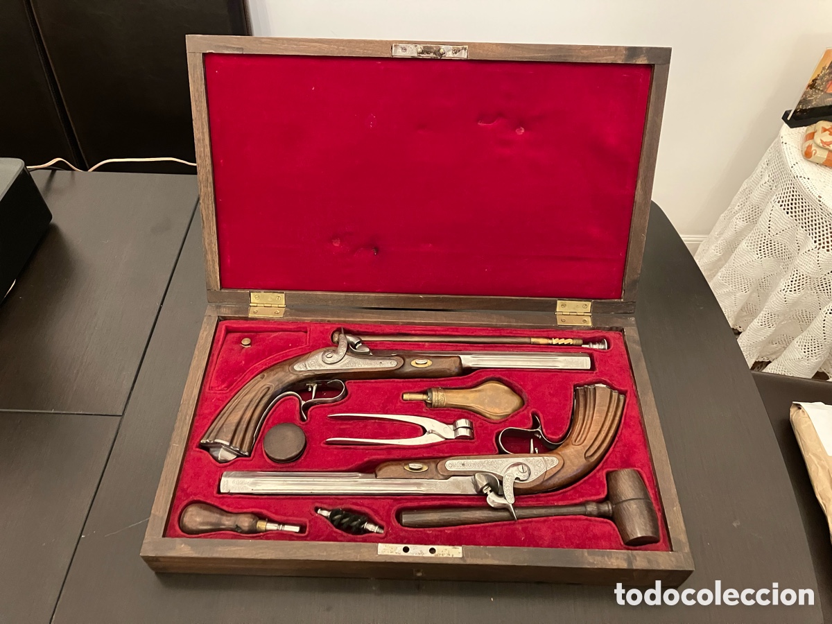 Antiguidades: Caja con juego de pistolas de duelo con accesorios.