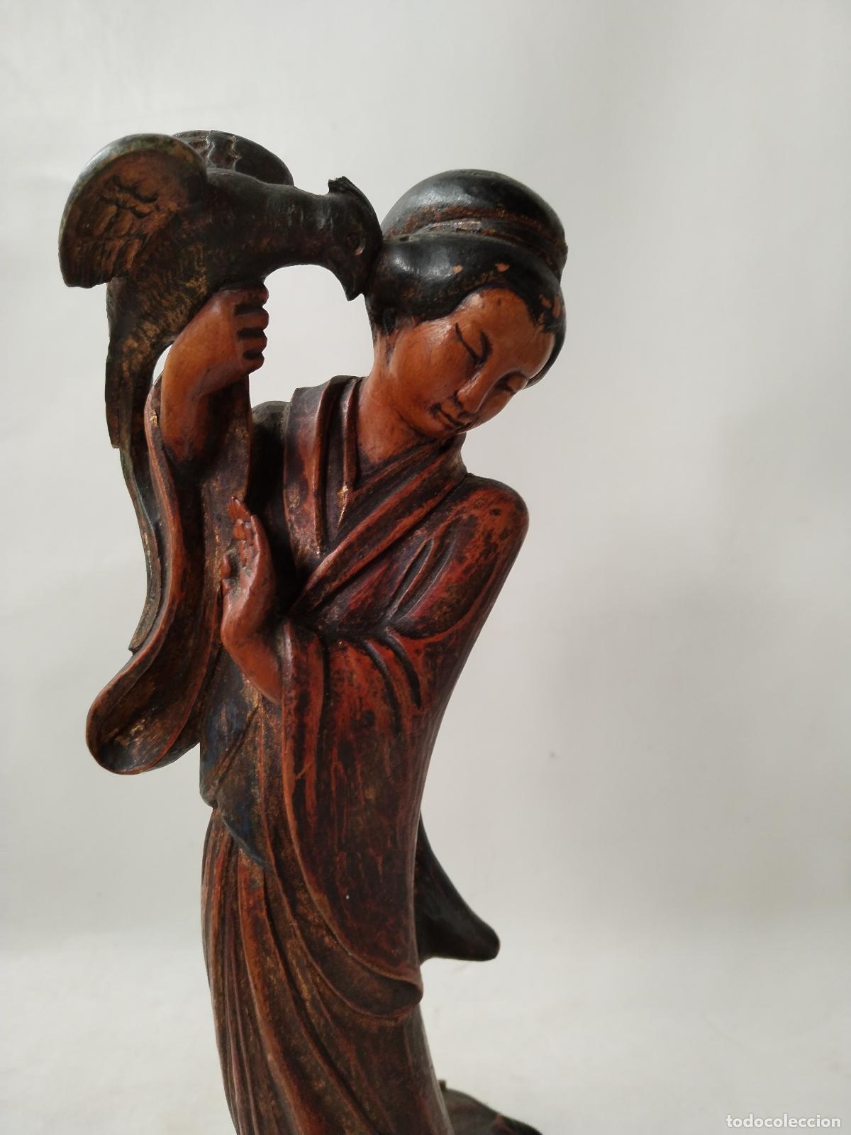 Antig&uuml;edades: figura de mujer china con alc&oacute;n en madera policromada - Foto 1