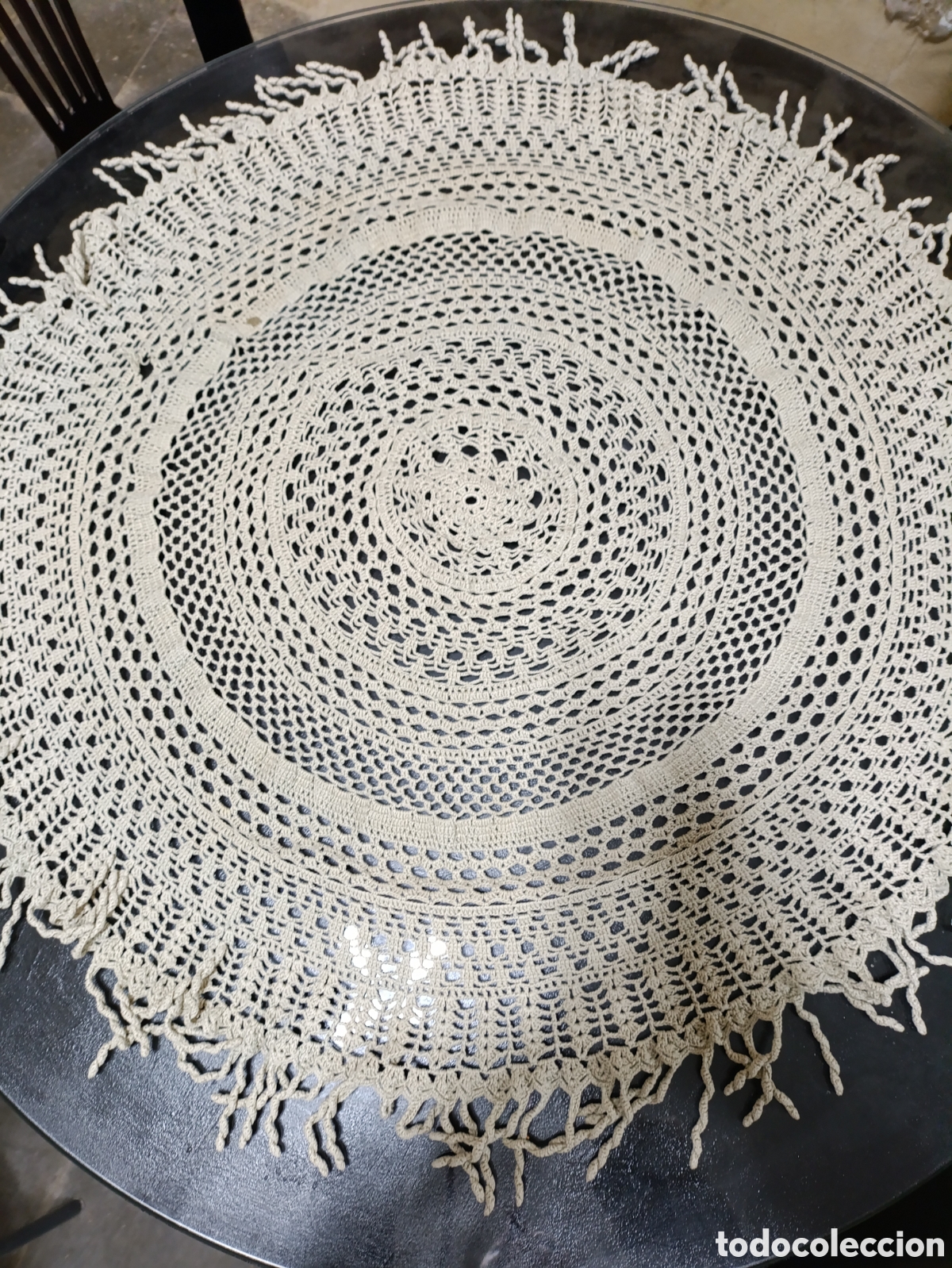 Antig&uuml;edades: Tapete circular 85cm de ganchillo con flecos - Foto 1