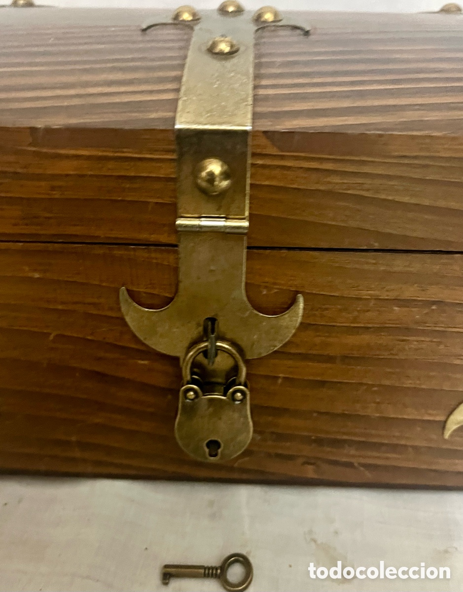 Antig&uuml;edades: CAJA-BA&Uacute;L DE MADERA NOBLE Y CANDADO - Foto 2