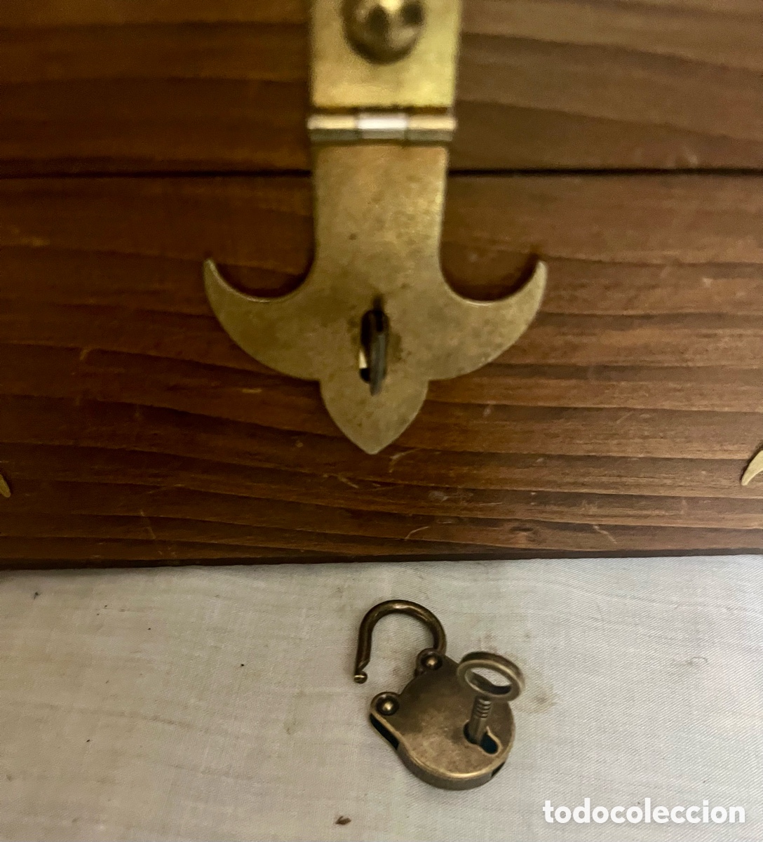Antig&uuml;edades: CAJA-BA&Uacute;L DE MADERA NOBLE Y CANDADO - Foto 5
