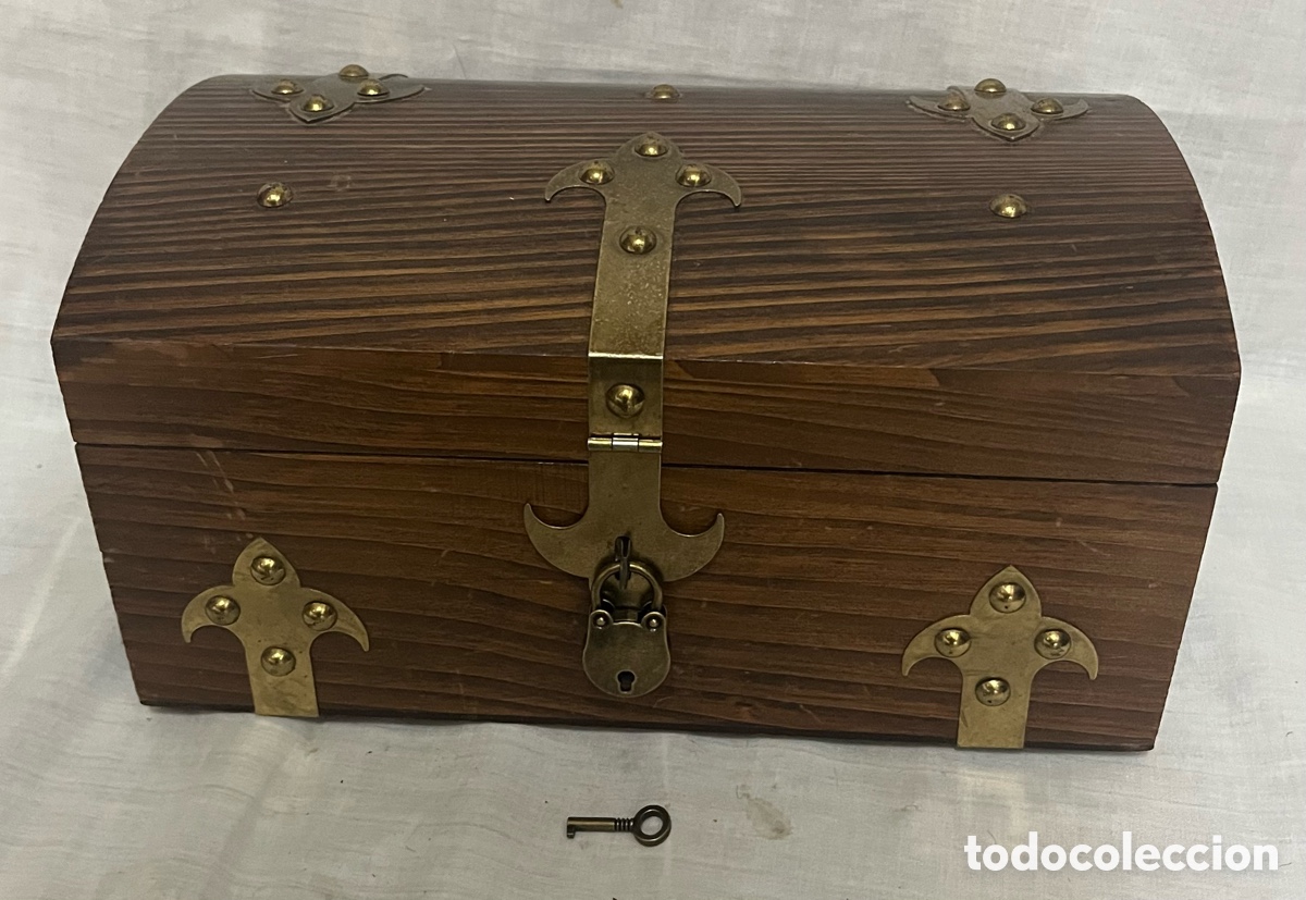 Antig&uuml;edades: CAJA-BA&Uacute;L DE MADERA NOBLE Y CANDADO - Foto 1